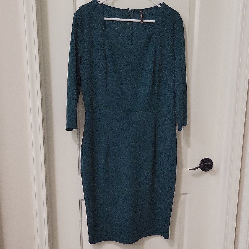 Miusol Green Sheath Dress with V-neck and 3/4 Sleeves.